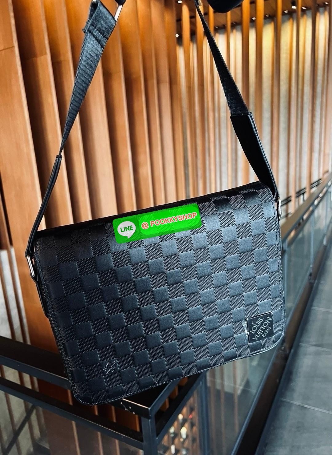ราคาดีๆหมดแล้วหมดเลยน๊าา ใช้เป็นเพื่อนคู่กายในชีวิตประจำวันรุ่นนี้ไม่ว่าจะใช้ในไทยหรือพกพา ตปท.คือดูดีมากๆ ห้ามพลาด LOUIIS VUITTON DISTRICT PM ((Vip Duty free ตปท.)) 🔖พร้อมส่ง! กระเป๋าแมสเซนเจอร์ District PM รุ่นใหม่ 2024! หนังแม้อย่างดี ลายนูนสวย