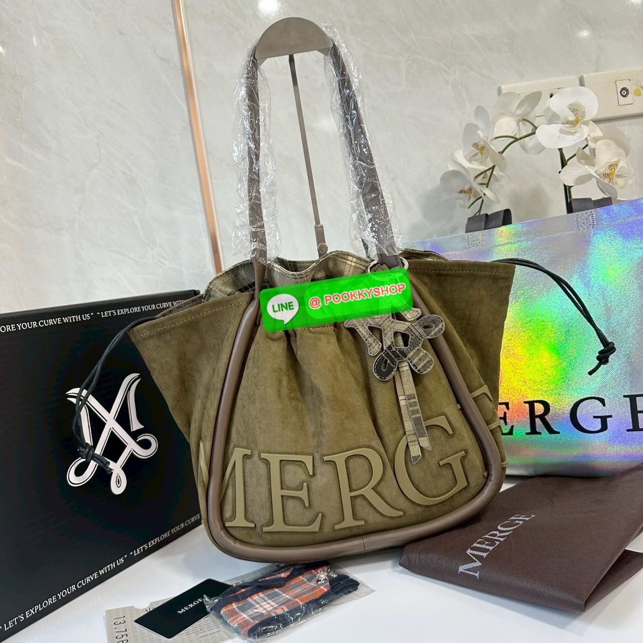 Merge A Day Bag Medium - Suede Edition (Limited) 🔖กระเป๋าสะพายไหล่ size ใหม่ ขนาดกระทัดรัดขึ้น แต่ยังสามารถจุของได้เยอะเหมือนเดิม ปรับสายกระเป๋าเป็นแบนสะพายทั้งวันไม่รู้สึกเมื่อยไหล่คะ
