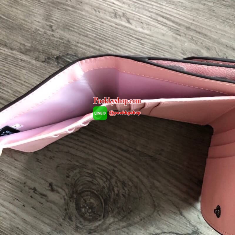 COACH Small Wallet in Floral Print Coated Canvas กระเป๋าสตางค์ใบสั้น สามารถใช่งานได้ทั้งด้านหน้าและด้านหลัง ด้านหน้าเปิด - ปิดด้วยกระดุม ภายในมีช่องใส่บัตรและธนบัตร ด้านหลังเปิด - ปิดด้วยกระดุม มีช่องสำหรับใส่เหรียญ