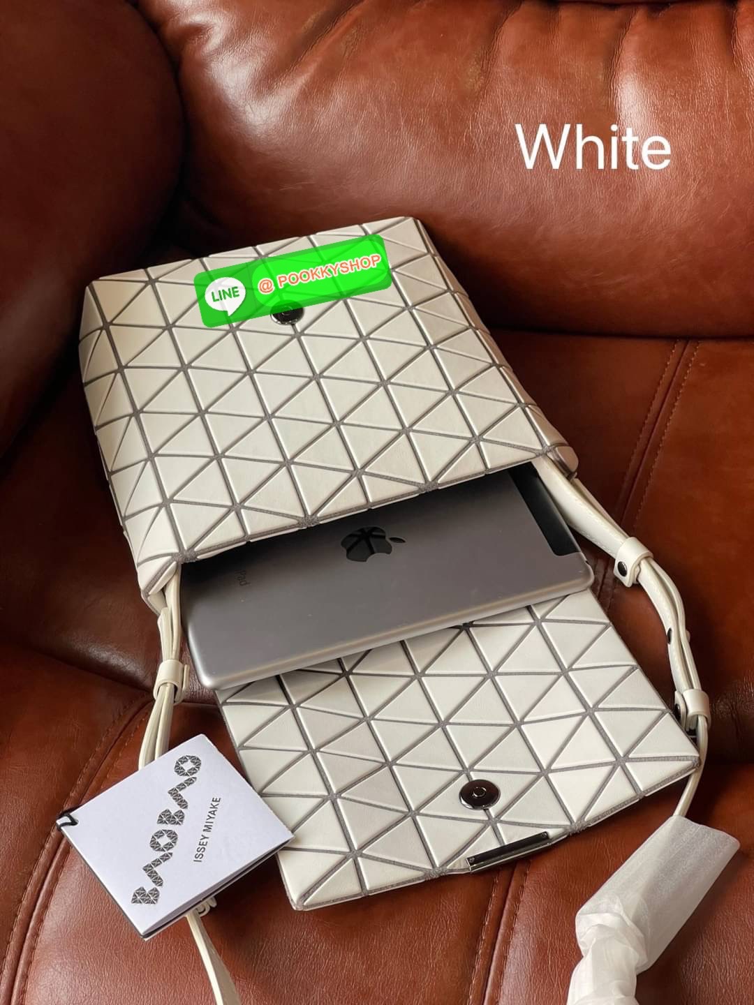 💕Baobao Issey Miyake Off-White Flap Messenger Bag(Large) สำหรับใครที่ต้องการใช้งานแบบเน้นการเคลื่อนไหวที่คล่องตัว แนะนำรุ่นนี้เลยคะ มาพร้อมแผ่นรูปทรงสามเหลี่ยมอันโดดเด่นแฝงไปด้วยความทันสมัยบ่งบอกถึงความเป็นเอกลักษณ์ของแบรนด์ได้เป็นอย่างดี ซึ่งสายส