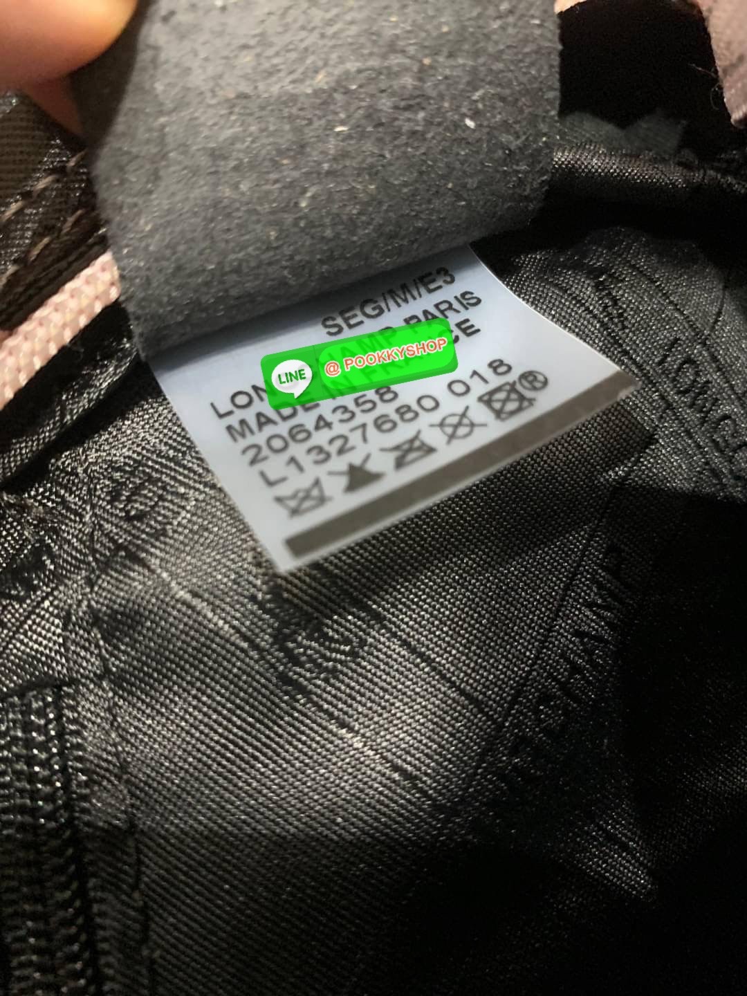 Longchamp by shayne oliver Backpack คอลเลคชั่นแบบลิมิเตทแบบเท่ๆ ที่ออกแบบโดย Shayne Oliver นักดีไซน์เนอร์ชื่อดังระดับโลก ด้วยรูปทรงกระเป๋าเป้ที่ออกแบบมาไม่เหมือนใคร สามารถจัดเป็นกระเป๋าใบใส่เสื้อผ้าได้อีกใบ ด้วยรูปทรงที่กว้างทำให้ใส่ของได้เยอะจุใจ กระเป๋า