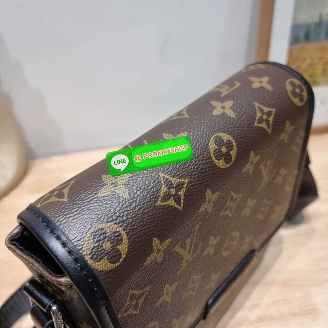 LV bass macassar monogram bag ของใหม่จัดให้หนุ่มๆ จากเคาน์เตอร์ dutyfree กับกระเป๋าสะพายทรงแมสเซ็นเจอร์ ไซส์กำลังดี เหมาะกับหนุ่มๆที่รักความคล่องตัว วัสดุหนังแท้ปั๊มลายเต็มใบ ดีไซน์คลาสสิค เปิด-ปิดด้วยกระดุมแม่เหล็ก ภายในโล่ง ใส่โทรศัพท์ได้ทุกรุ่น ใส่กระเ