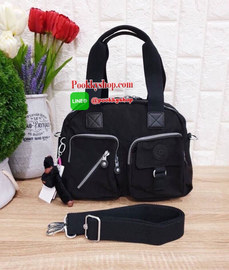 Kipling Women’s Defea Top-Handle Bag กระเป๋าถือหรือสะพายทรงตั้งสวย มีช่องใส่ของแยกเป็นสัดส่วนทั้งด้านในและนอก มีสายสะพายถอดและปรับความยาวได้ฟรีไซส์ มาพร้อมพวงกุญแจลิง น่าใช้คุ้มค่ามากๆจ้า