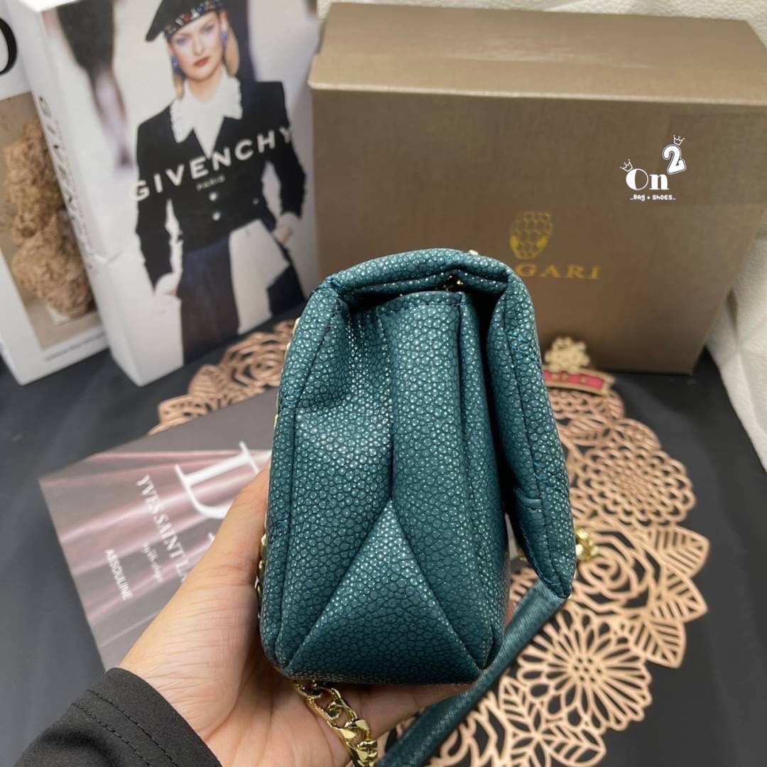 BVLGARI SERPENTI CABOCHON CROSS BODY BAG กระเป๋าสะพายข้าง bvlgari ทรงนี้เป็นทรงคลาสสิคของแบรนด์เลยค่า คือใบนี้แกะแบบมาเป๊ะมากๆ สายสะพายสามารถดึงสั้นยาวได้สวยถูกใจแม่มากห้ามพลาดเลยจ้า