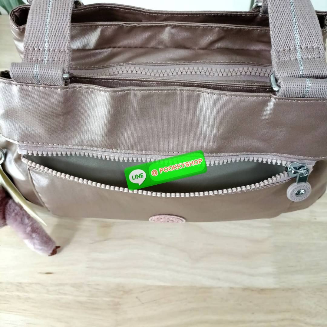 Kipling Damen Orelie Henkeltasche handbag กระเป๋าถือหรือสะพาย ขนาดกลาง วัสดุ Nylon 100% หูถือสูง 7 นิ้ว สายสะพายยาว 126ซม. มีช่องแยกใช้งานหลายช่อง ประกอบด้วย -ด้านหน้า ช่องซิปลึกถึงฐานกระเป๋า -ด้านหลัง ช่องซิปลึกถึงฐานกระเป๋า -ช่องใช้งานหลักด้านใน 3 ช่อง