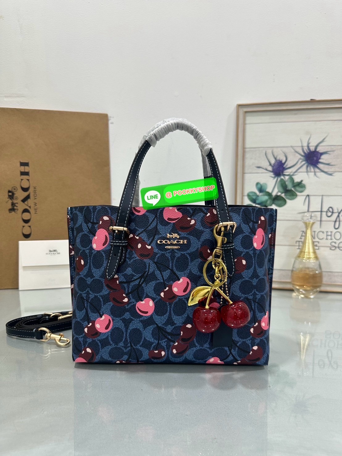 👜Coach CZ772 Mollie Tote Bag 25 In Signature Canvas With Cherry print 🍒 กระเป๋าทรง Tote ลายซิกเนเจอร์พิเศษ ดีไซน์น่ารักสุดคลาสิคมาพร้อมสายสะพายยาวและสายถือ หนังกับตัวกระเป๋าได้อย่างมีเอกลักษณ์ เหมาะสำหรับใส่ของใช้ประจำวัน พร้อมช่องซิปหลักก