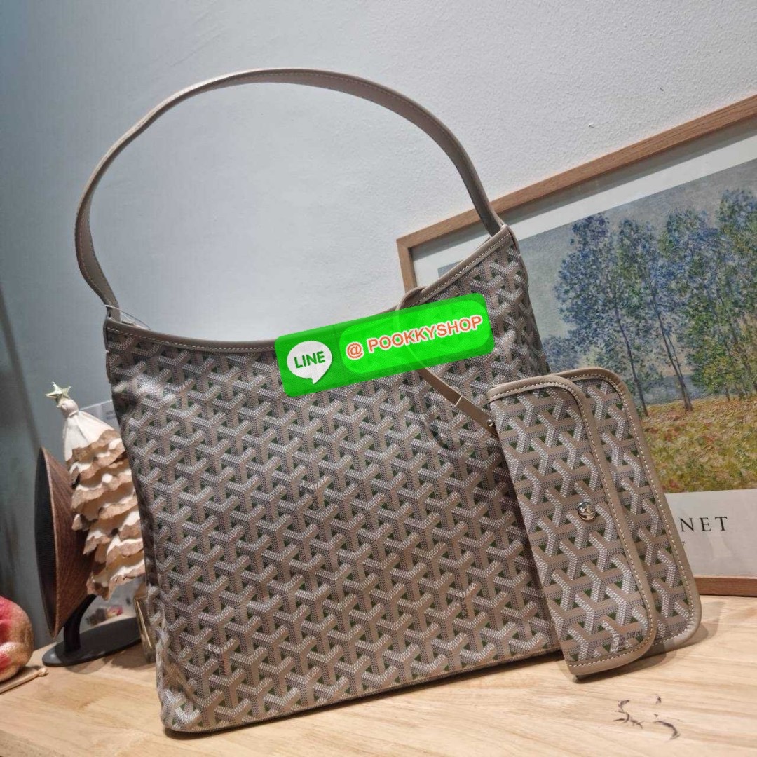 🔆 Model GOYARD BOHEME HOBO BAG 🔆 Details ไอเท็มที่ฮอต เด็ด! และมาแรง เข้าวงการแล้วออกไม่ได้จริงๆ! กับกระเป๋าโฮโบใบใหญ่ พร้อมใบลูก มาในสีลิมิเต็ดรุ่นที่ตามหา สวยเด่นเป็นเอกลักษณ์ด้วยลวดลายตัว Y เต็มผืน สายคล้องสะพายในตัว สะดวกใช้ หมดกังวลเร