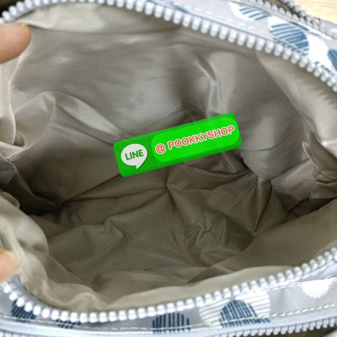 KIPLING RETH CROSSBODY BAG วัสดุ Nylon+polyester กระเป๋าสะพายข้างหรือ สะพาย Crossbody ได้ เปิด-ปิด ด้วยซิปปั๊มแบรนด์ที่หางซิป พร้อมช่องช่องหน้าแยกใส่ของใช้เล็กๆ น้อยๆ ได้ ช่องหลัก 2 ช่อง ด้านในโล่งกว้าง สามารถจุสัมภาระได้เยอะ มีช่องซิปด้านในและสายคล้องพวง