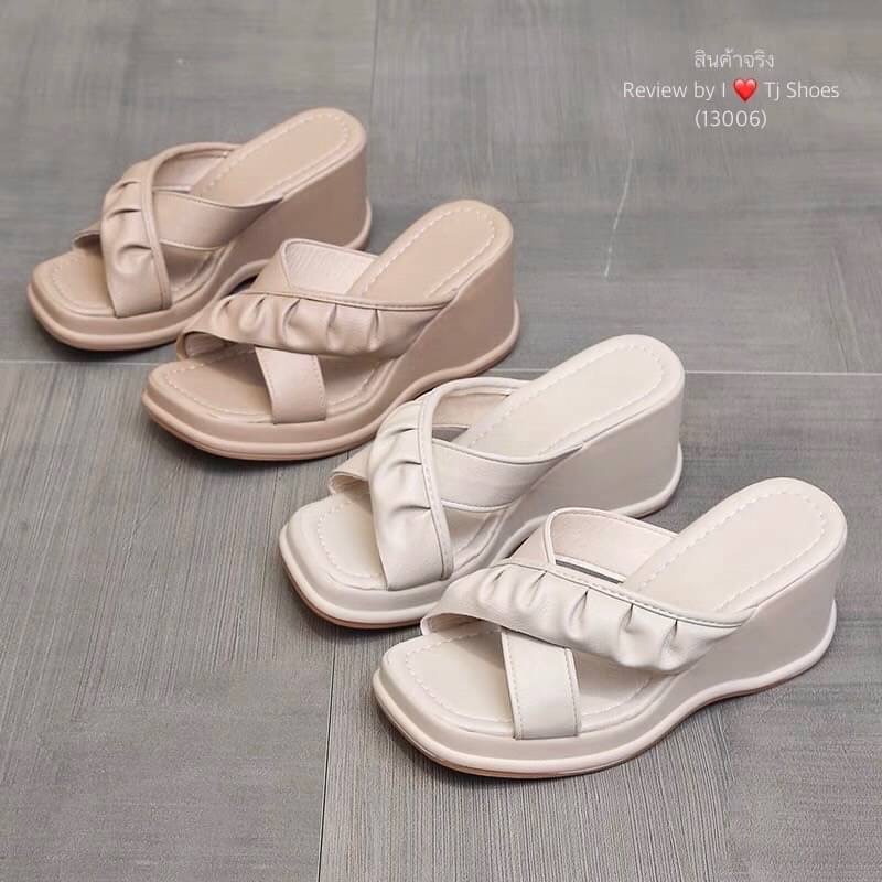 !! พร้อมส่งรองเท้าส้นเตารีดนำเข้าสวยเก๋ขายดีมากๆ !!! - หนังรุ่นนี้นิ่มมากใส่ดีมาก น้ำหนักเบา - มีรูระบายอากาศ ใส่แล้วเท้าไม่อับ - ทรงสวย สวมใส่ง่าย ใส่ได้ตลอดไม่ตกเทรนด์ - จับแมทกับชุดง่าย ใส่แล้วดูเกร๋ดูน่ารักมากๆ