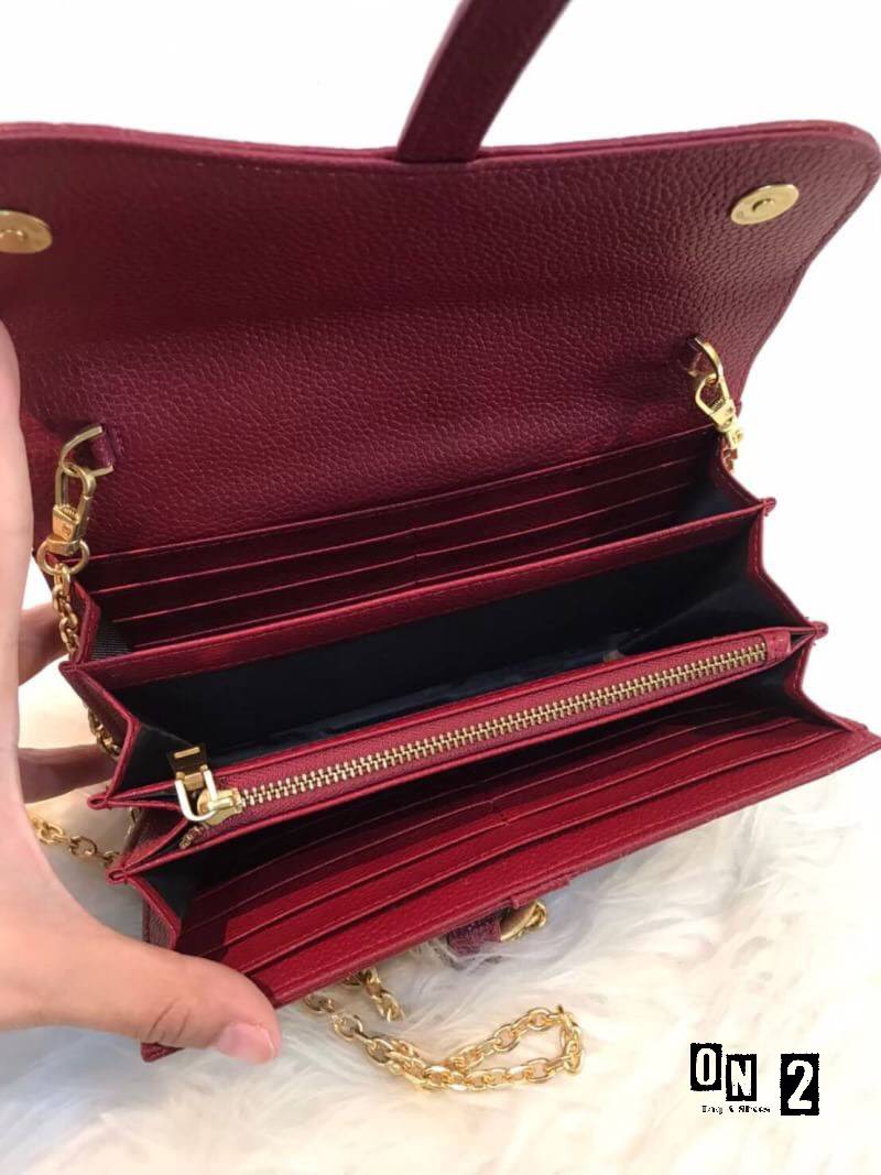 Dior clutch with Crossbody Bag Size 8 inch 🔺หนังวัว(leather) 🔺ด้านในมีช่องใส่นามบัตร ใช้เป็นกระเป๋าสตางค์ได้เลยค่ะ 🔺มีสายยาวโซ่ 1 เส้น (Have 1 chain)