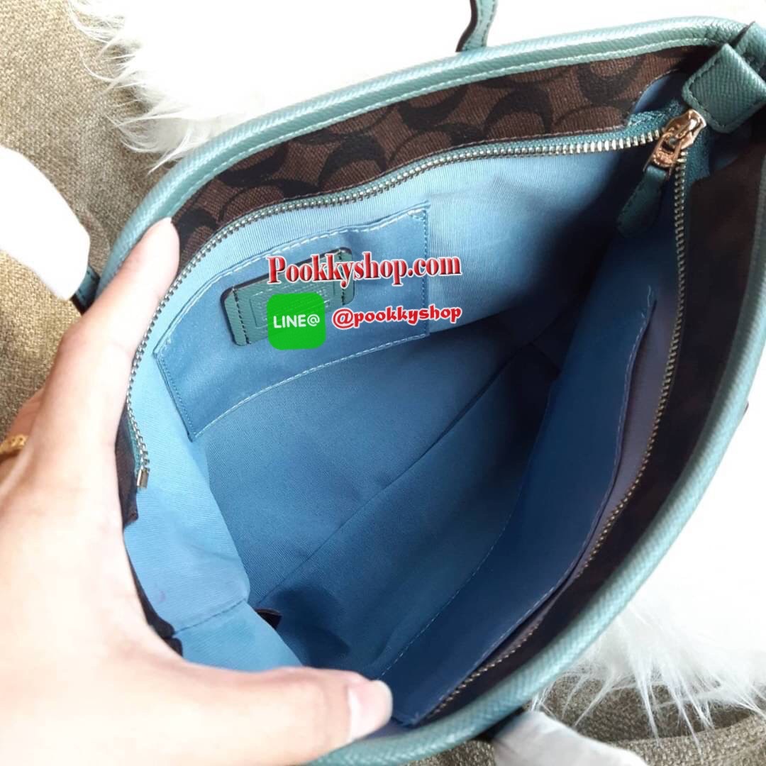COACH F22969 MINI CITY ZIP TOTE IN SIGNATURE CANVAS กระเป๋าถือทรงโท้ท ไซส์มินิ น่ารักน่าใช้ สะพายคล้องไหล่ได้เก๋ๆ เห็นใบเล็กแบบนี้ จุของแน่นๆไปเลยจ้า!! 😘 สีสวยคม วัสดุหนังแคนวาสคุณภาพ ปากกระเป๋าเปิด-ปิดด้วยซิป กันของหล่นได้ ถือไปไหนก็ได้ ถ่ายรูปชิ