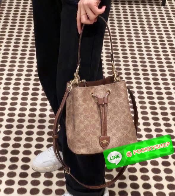 Coach Roan Bucket Bag Signature Canvas CBH07 กระเป๋าทรงบัคเก็ตใบเก๋ ดีไซน์คลาสสิก ลายซิกเนเจอร์สุดฮิต ใส่ได้ทุกโอกาส มาพร้อมสายสะพายปรับได้ ถอดได้ ใช้งานได้ทั้งสะพายไหล่ / crossbody / handheld