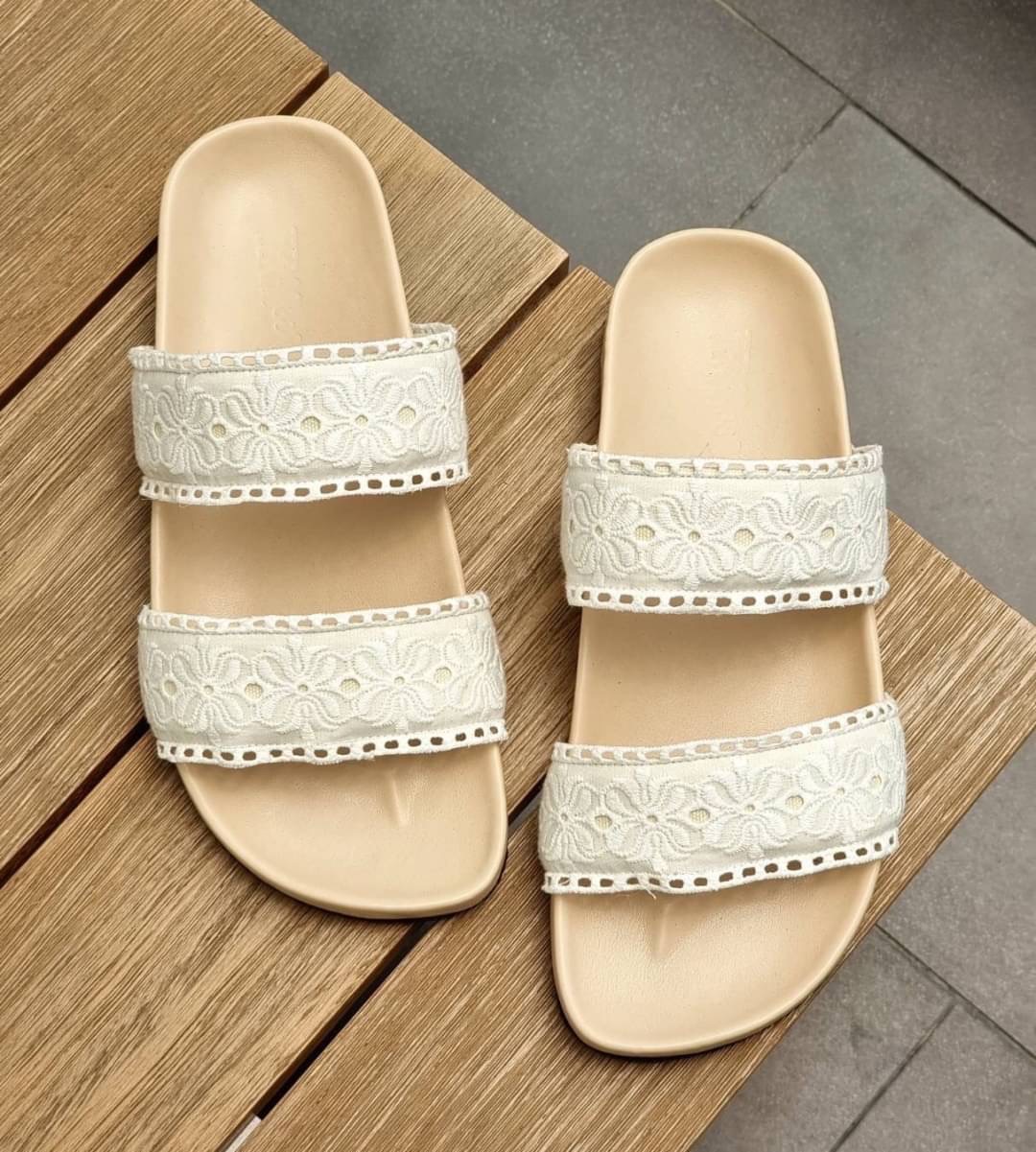 งานเข้าใหม่ พร้อมส่ง แบบมาใหม่ล่าสุด รองเท้าแตะสวม2คาดงานผ้าลูกไม้น่ารักมากคะนิ่มใส่สบายจร้า