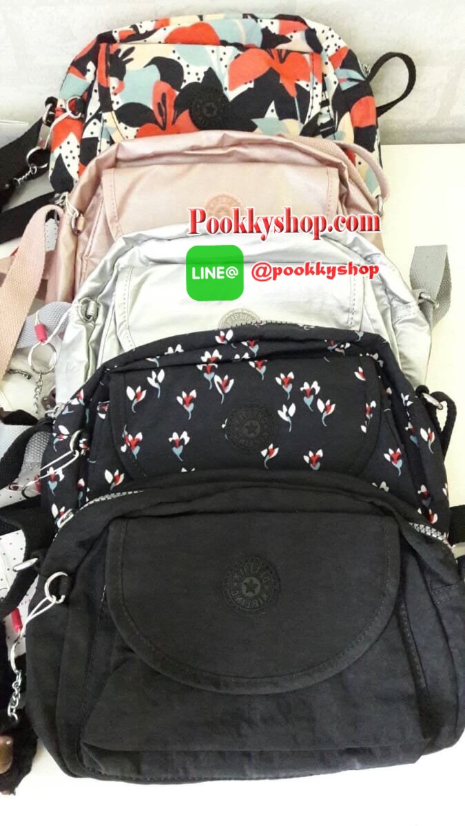 พร้อมส่ง KIPLING mini handbag k15313 กระเป๋าสะพายสุดน่ารัก ด้วยทรงกระเป๋าที่แสนจะน่ารัก มีความโค้งมน ขนาดกำลังดี ใช้งานง่ายๆในทุกวันของคุณ มีช่องด้านหน้าเปิดปิดง่ายด้วยตีนตุ้กแก และช่องอเนกประสงค์ปิดมิดด้วยซิป พร้อมพวงกุญแจน้องลิงอันเป็นเอกลักษณ์ของแบรนด์