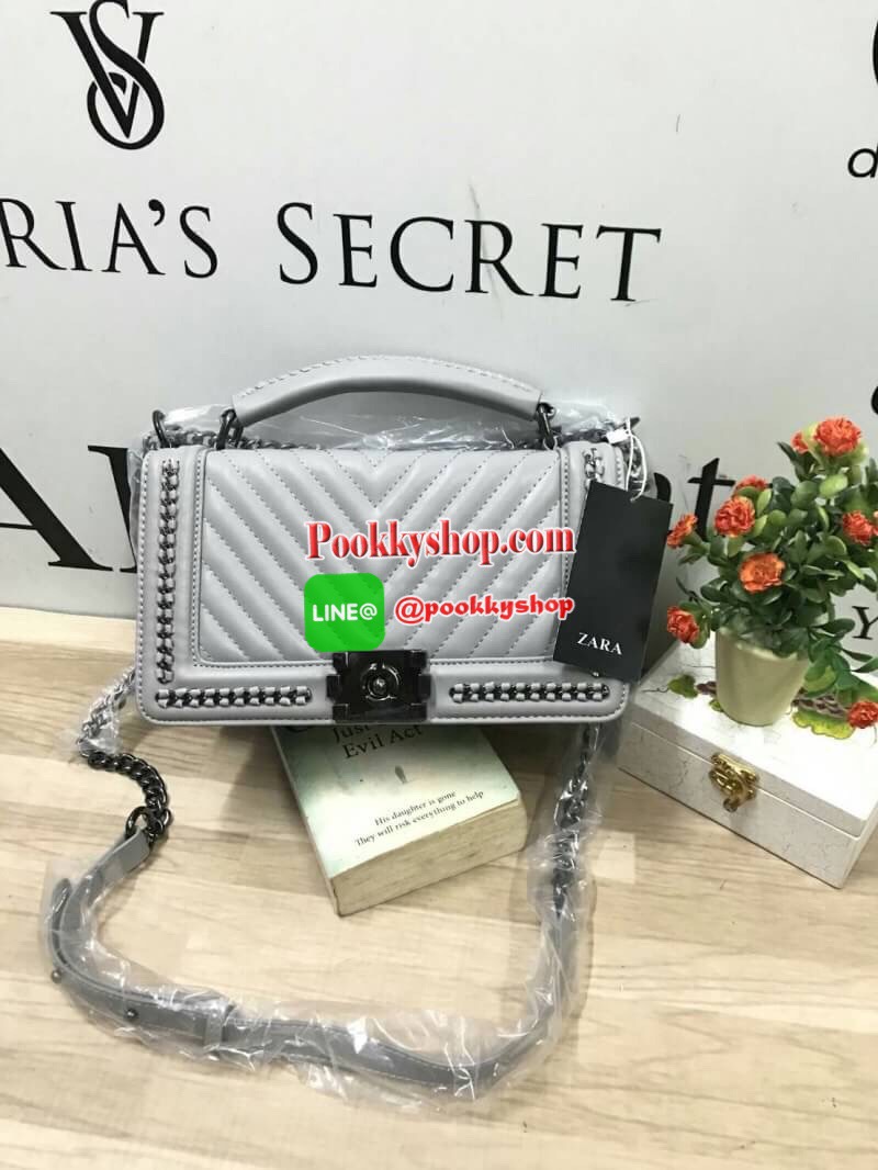 ZARA (Basic) shoulder bag :รีออเดอร์รุ่นขายดีฝุด กระเป๋าทรง Look like chanel ทรงกล่อง ตั้งอยู่ทรง ตัวกระเป๋าหนัง PU สวยเงา สายสะพายโซ่ต่อหนัง ความยาว 120cm ปรับได้3ระดับ ด้านหน้าแต่งขอบโซ่ถักหนัง เย็บลายแทยงทั้งหน้าและหลัง ภายในมีช่องใหญ่และช่องซิป2ช่อง ม