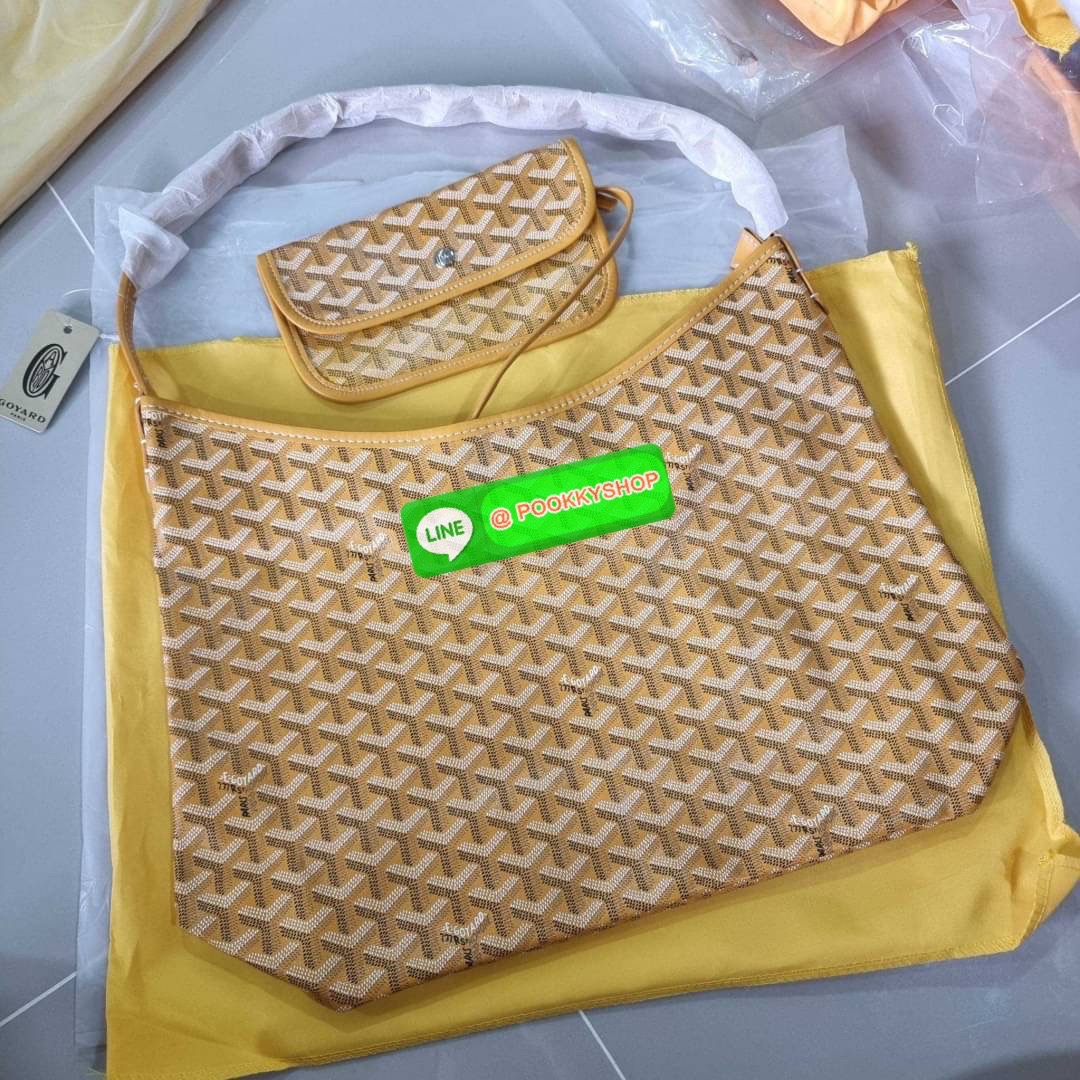 GOYARD BOHEME HOBO BAG ใหม่สุดคุ้ม กับกระเป๋าสะพายทรงโฮโบ ใบใหญ่จุใจ!! มาครบสีขายดี เลิศทุกสี รูปทรงคลาสสิค ดีไซน์เป็นเอกลักษณ์ วัสดุหนังแคนวาสพิมพ์ลายสวยคม ปากกระเป๋ามีซิปเปิด-ปิดกันของหล่นได้ ภายในโล่งกว้างมาก มาพร้อมสายคล้องในตัว ทนทาน สะพายสวยๆได้ทุกว