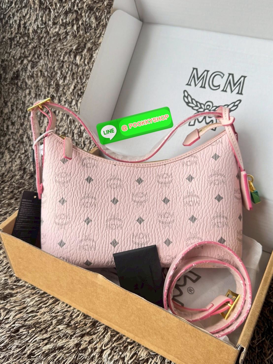 MCM Aren Hobo In Visetos กระเป๋าสไตล์คลาสสิก โดดเด่นด้วยรูปลักษณ์ ที่สามารถสะพายขึ้นไหล่ และยังมีสายสะพายเพิ่มให้1เส้น ต่อเป็นสายยาวสะพายพาดลำตัวได้ ฝากกระเป๋าเปิดปิดด้วยซิป แต่งดีเทลแท็กหนังที่ถอดออกได้และกุญแจพร้อมลูกสลักโลโก้