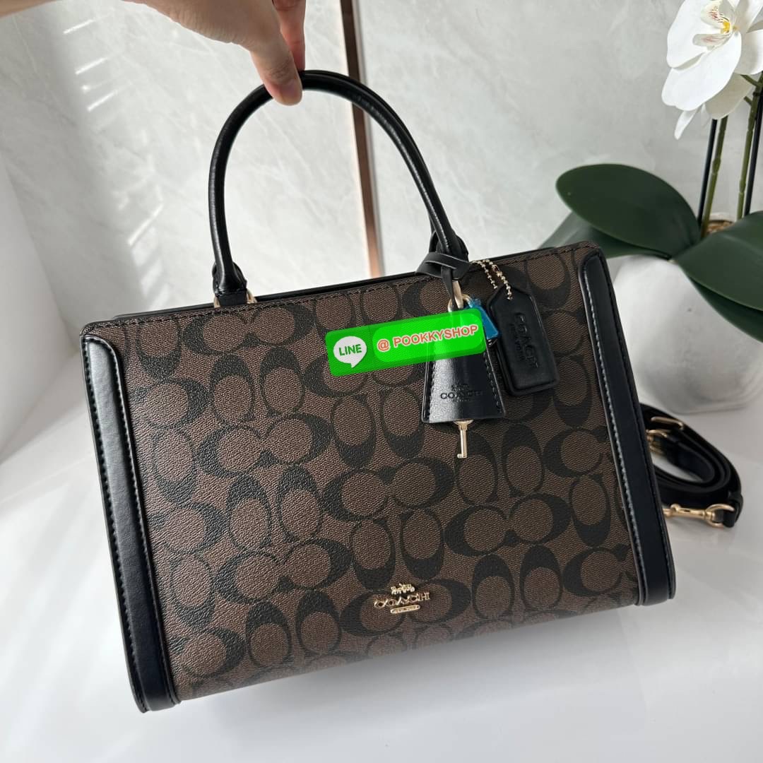 COACH ZOE CARRYALL IN SIGNATURE CANVAS (F87665) กระเป๋าถือหรือสะพาย ผู้ดีคุณนาย วัสดุหนังแคนวาส ตัดขอบหนังแท้ เปิด-ปิดด้วยซิปคู่ ตกแต่งด้วยตัวล็อคแม่กุญแจห้อยด้านหน้า ด้านในเป็นช่องกว้างใส่ของได้เยอะ มีสายสะพายยาว ถอด-ปรับระดับได้ สวย หรู ดูแพงมาก