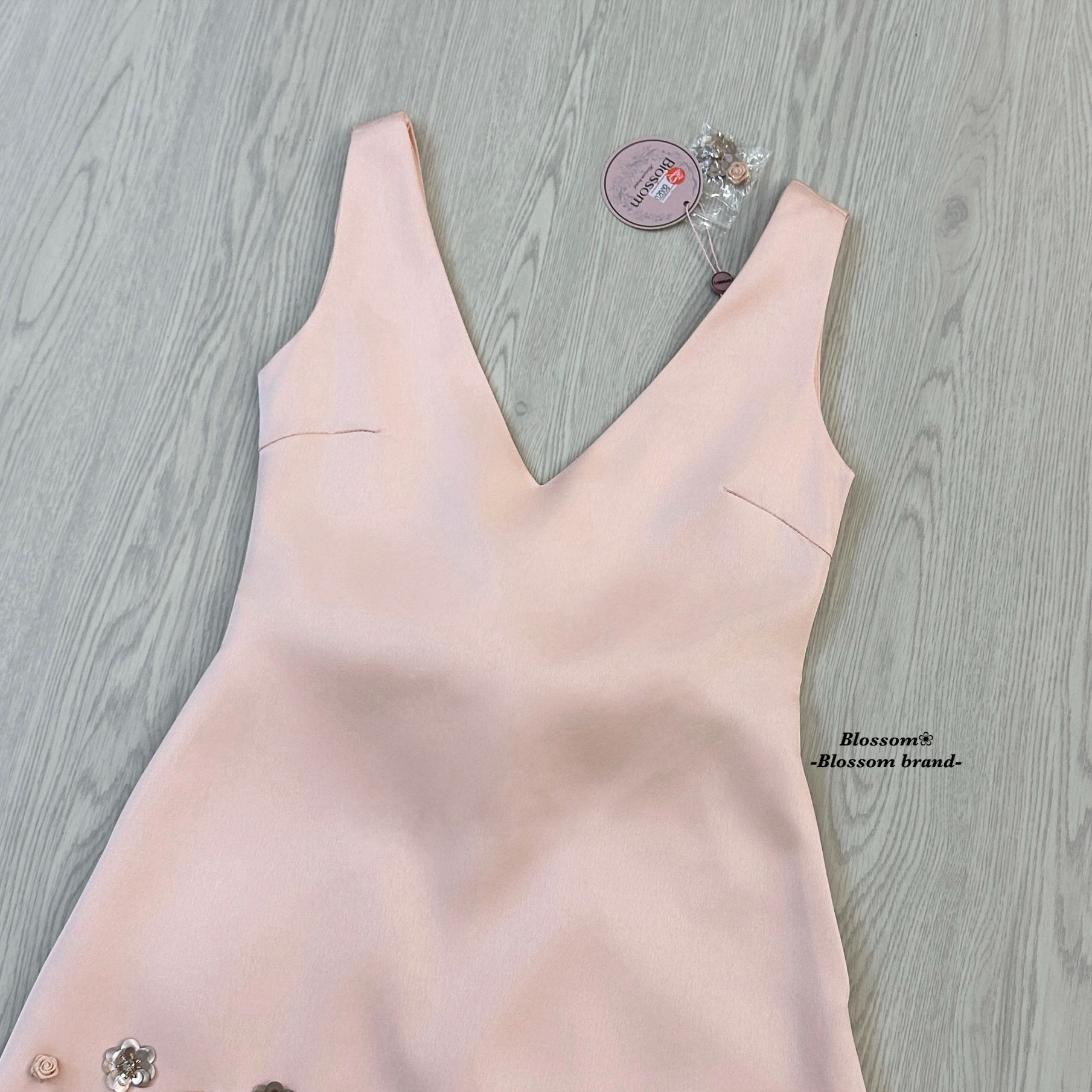 เดรสแฟชั่น มินิเดรสคอวี ผ้าซาตินเนื้อดี สีชมพูพาสเทล