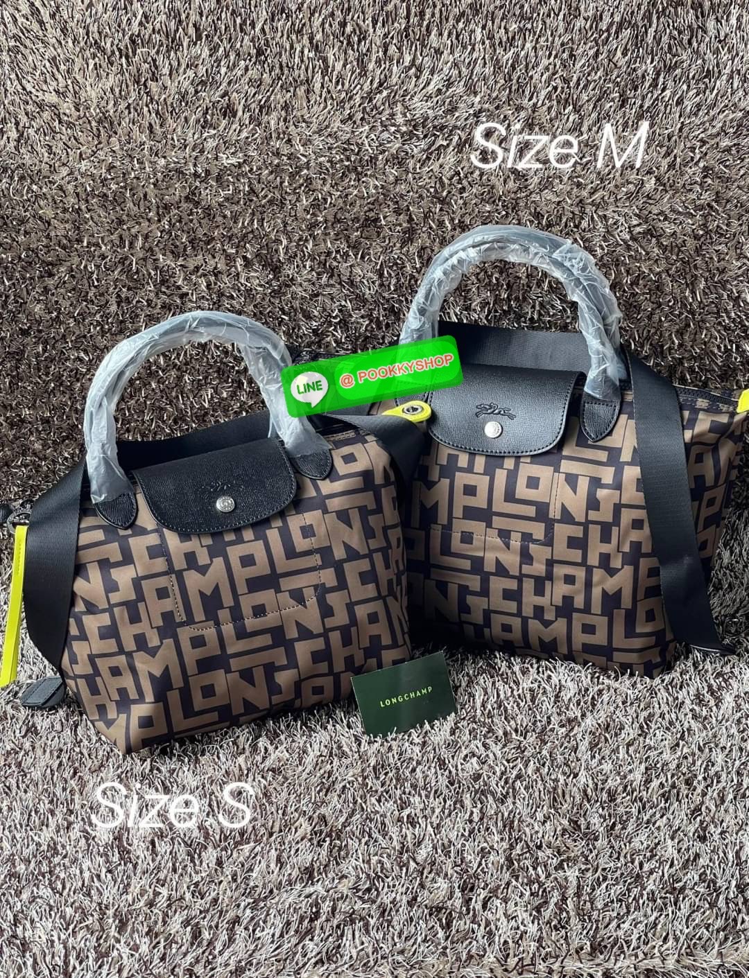 💕Longchamp LE PLIAGE LGP TOP HANDLE BAG M พบกับคอลเลคชั่นใหม่ล่าสุด มีดีไซน์ที่เรียบหรูและคลาสสิก แฝงด้วยลูกเล่นแบบเฟมินีน แถมยังมีน้ำหนักเบาอย่างไม่น่าเชื่อ มาพร้อมกับหูจับกระเป๋าคู่และฝาปิดแบบกระดุม กระเป๋าถือใบนี้สามารถใช้ถือแบบทั่วไป มีสายสะพา