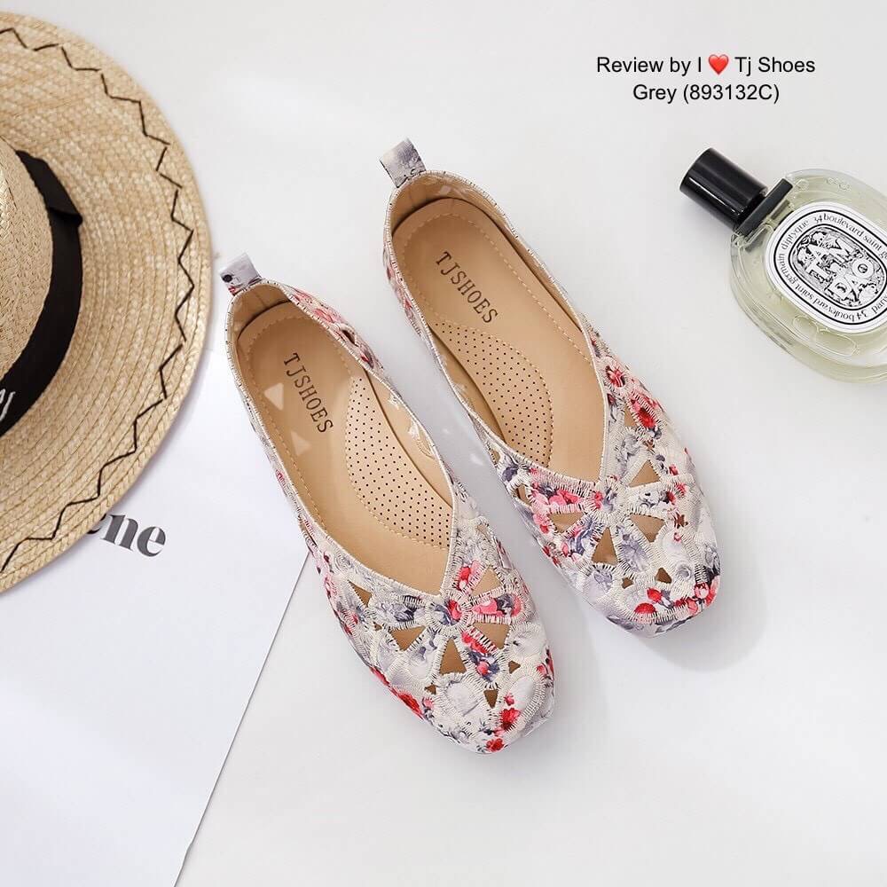 พร้อมรองเท้าคัชชูเพื่อสุขภาพ ที่สวยเกร๋สุดๆ รุ่นนี้เป็นงานสั่งทำพิเศษ วัสดุเกรดพรีเมี่ยมทั้งหมด ผ้าลายนี้เกร๋มาก น้ำหนักเบา สวมใส่ง่าย พื้นมีรูระบายอากาศใส่แล้วเท้าไม่อับ รุ่นนี้ใส่นิ่มมากนิ่มสุดๆเดินทั้งวันได้สบายๆ แมทกับชุดอะไรก็เกร๋ก้สุดๆ แถมใส่ได้เรื่