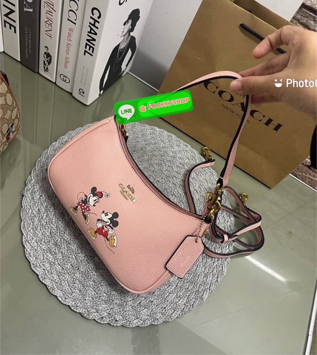 COACH CM859 Disney X Coach Teri Shoulder Bag With Mickey Mouse (mouse)✨ Coach CM859-กระเป๋าขนาดที่น่ารักจนใจบาง 🌸✨ หนังเรียบ ชัด เพิ่มความหวานแบบมีพลัง ใช้งานง่าย หิ้วก็ได้ สะพายก็สวย สลับสายได้ 2 แบบในใบเดียว น้ำหนักเบา ฟังก์ชันครบ