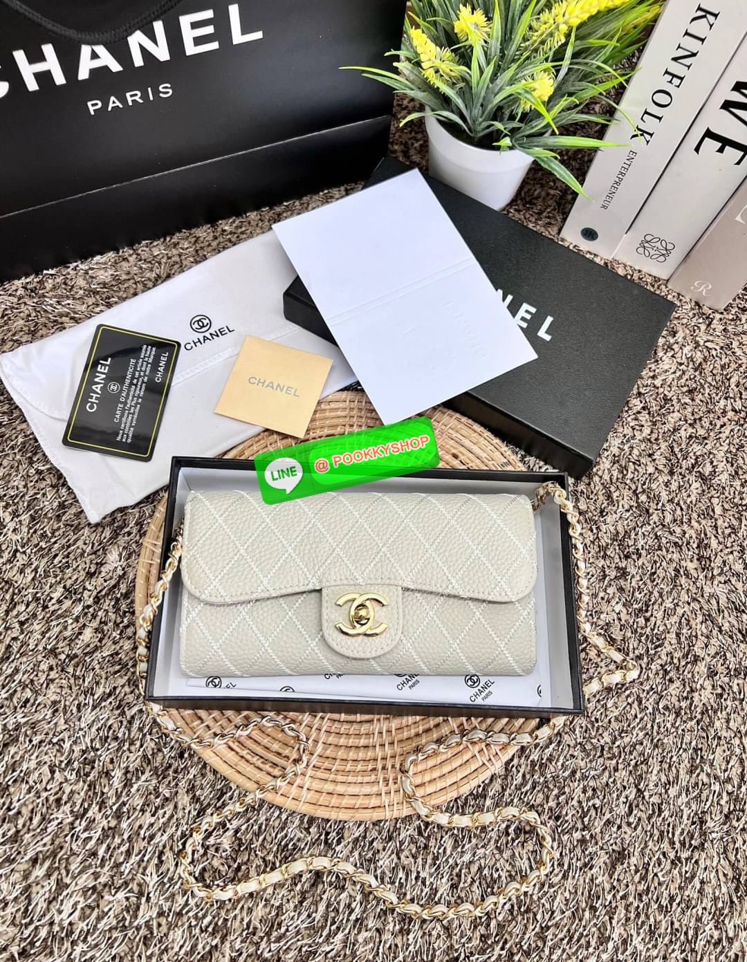New in! สวยกริปมากๆค่ะ สาวๆที่มีบัตรเยอะๆหรือชอบพกเงินสดเยอะๆ แนะนำรุ่นนี้เลยค่ะ ไม่ผิดหวังแน่นอน CHANEL CHAIN WALLET//CLUTCH BAG ((vip gift ตปท)) พร้อมส่ง บอกเลยน้องสวย ไร้ที่ติเลยค่า! กับกระเป๋าสะพายแบบครอสบอดี้ร์หรือถือแบบคลัทเป็นกระเป๋าเงินเก๋ๆได้เลยค