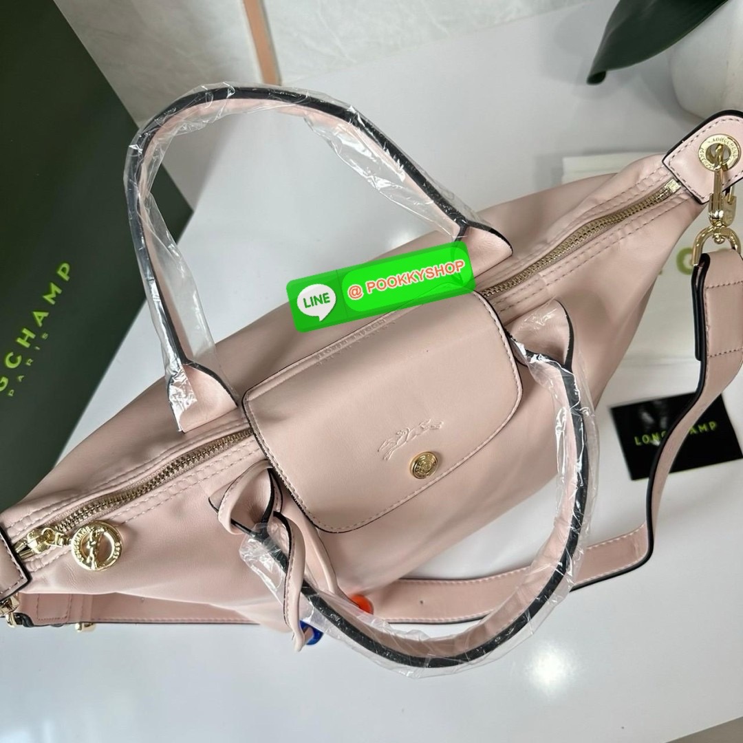 LONGCHAMP Le Pliage Xtra L Leather Handbag 🔖กระเป๋าสะพายคอสบอดี้ รุ่นใหม่โด่ดเด่นลูกเล่นของลูกปัดห้อยสีสันสดใส ทำให้กระเป๋าดูมีลูกเล่นมากขึ้น 🔖วัสดุ : หนังวัวทั้งใบนิ่มน่าสัมผัส 🔖เปิด-ปิดแบบกระดุมแป็ก มีซิปปิดปากกระเป๋าอีกชั้น ป้อง