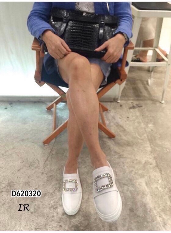 รีพีทแบบขายดี!!! พร้อมส่ง Roger Vivier ชนช็อป วัสดุหนังนิ่มแต่งอะไหล่เพชรสี่เหลี่ยมด้านหน้า ดาราเซเลบใส่กันเยอะมากๆคะรุ่นนี้ ใส่แล้วทำให้ลุคของคุณดูเด่นมากๆ ดังนั้นสาวๆไม่ควรพลาดรุ่นนี้เลยนะค้า