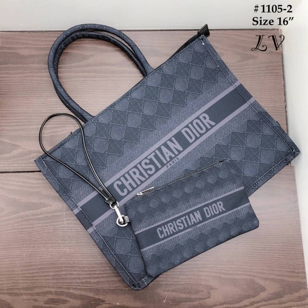 กระเป๋าชอปปิ้ง แบรนด์ CHRISTIAN DIOR วัสดุตัวกระเป๋าทำจากผ้าแคนวาส ปั๊มทุกจุดตามภาพ งานพรีเมี่ยม มาพร้อมถุงผ้าdior