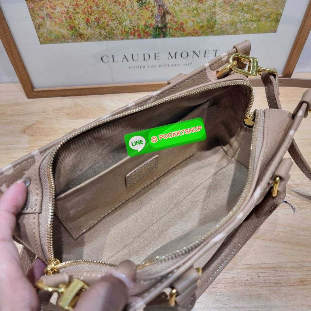 🔆 Model LV on the go east west 🔆 Details ใหม่ล่าสุด ดีไซน์กะทัดรัด กับกระเป๋าทรงโท้ทที่ใครเห็นต้องเป็นคลั่งรัก ยอดฮิต คลาสสิค ผู้ดี หรูหราได้ทุกลุค ทุกสไตล์ มาพร้อมหูจับในตัว คล้องแขน คล้องไหล่ก็ดูแพง หรือจะเกี่ยวสายครอสสะพายข้างก็อัพลุคได