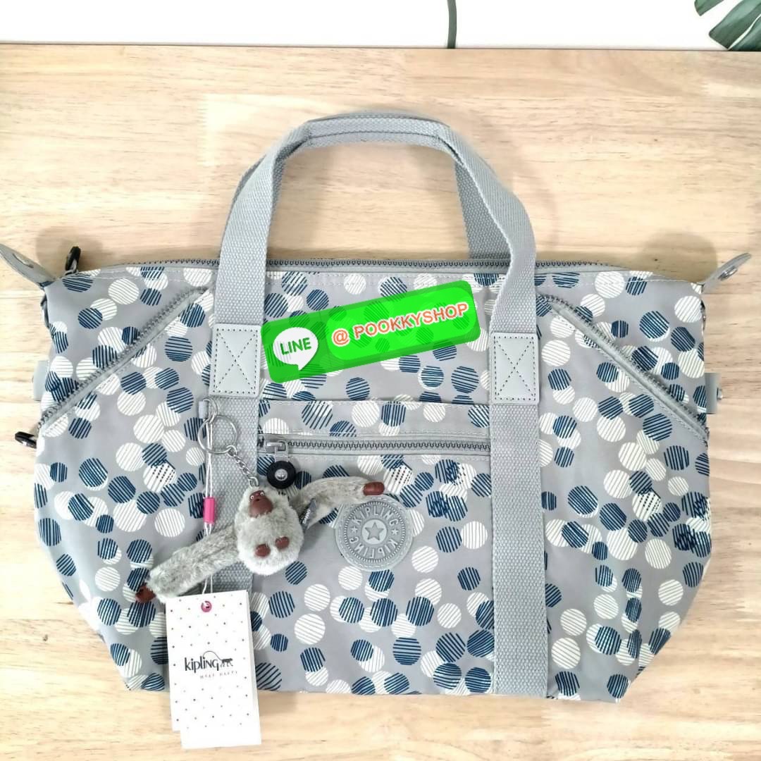 KIPLING Art Medium Tote Bag กระเป๋าเป้สะพายหลัง วัสดุด้านนอก Nylon +polyester กระเป๋ารุ่นฮิตตลอดกาล จาก kipling ลายใหม่ -ด้านหน้ามีช่องแยกใส่ของใช้เล็กๆน้อย 2 ช่อง -ช่องหลักโล่ง กว้าง จุของได้เยอะมาก พร้อมสายคล้องพวงกุญแจและช่องซิปแยกด้านข้างผนังกระเป๋า -