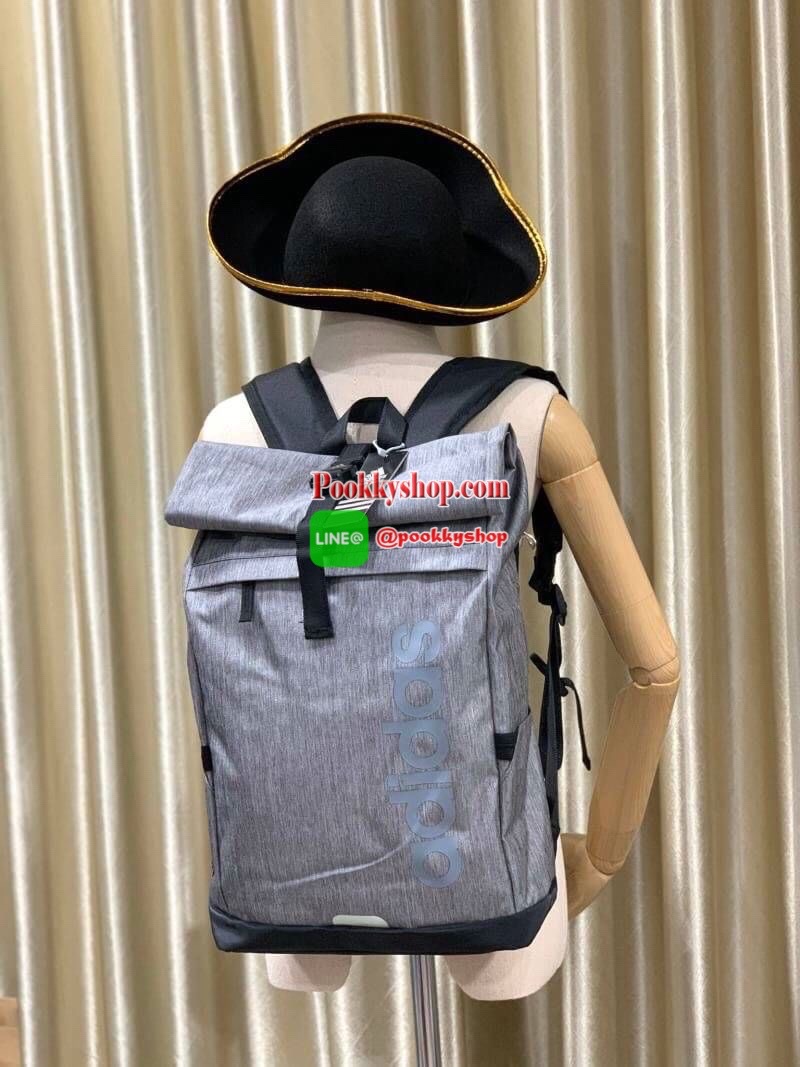 Adidas Top Handle Roll Up Backpack เป้สะพายหลังที่โดดเด่นด้วยดีไซน์ส่วนใส่ของด้านบน และช่องกระเป๋ามากมายเพื่อให้เก็บของได้ไม่ตกหล่น วัสดุโพลีเอสเตอร์ 100% มีตัวล้อคทันสมัยแน่นหนา ภายในมีช่องใส่แล็ปท็อป พร้อมช่องซิปด้านหน้าเป็นช่องเก็บของที่หยิบใช้บ่อย มีท