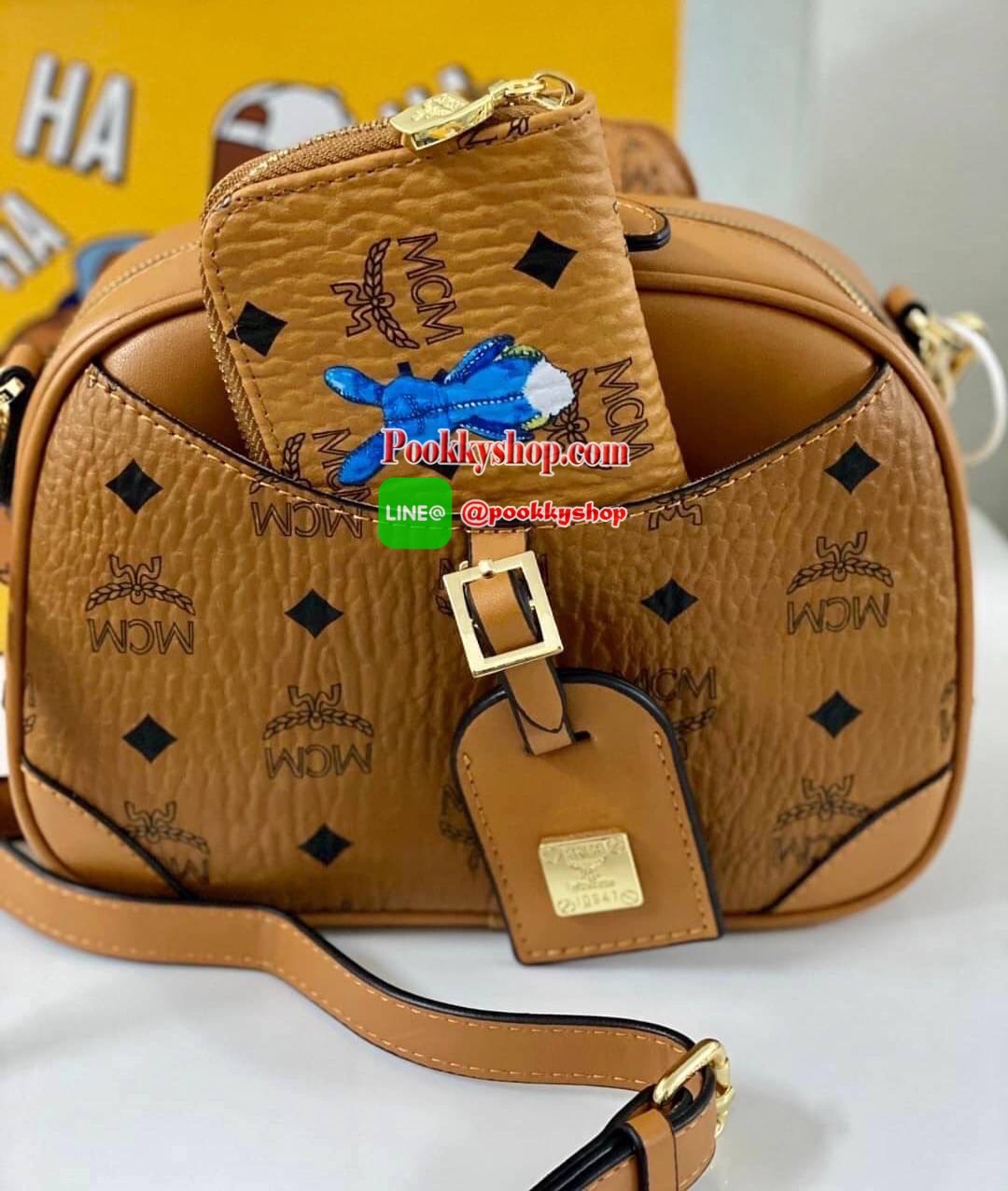 New !! MCM crossbody with box กระเป๋าสะพาย วัสดุหนังแกะแท้ ลายแบรนด์ทั้งใบ ภายในสามารถใส่มือถือได้ทุกรุ่น มีช่องเล็กให้ใส่ของจุกจิกด้านใน มาพร้อมสายสะพายถอดออกได้ ปรับระดับได้ค่ะ เป็นอีกรุ่นที่น่าใช้มากๆเลยทีเดียว ได้ไปรับรองไม่ผิดหวังเลยจร้า สินค้าพร้อมส