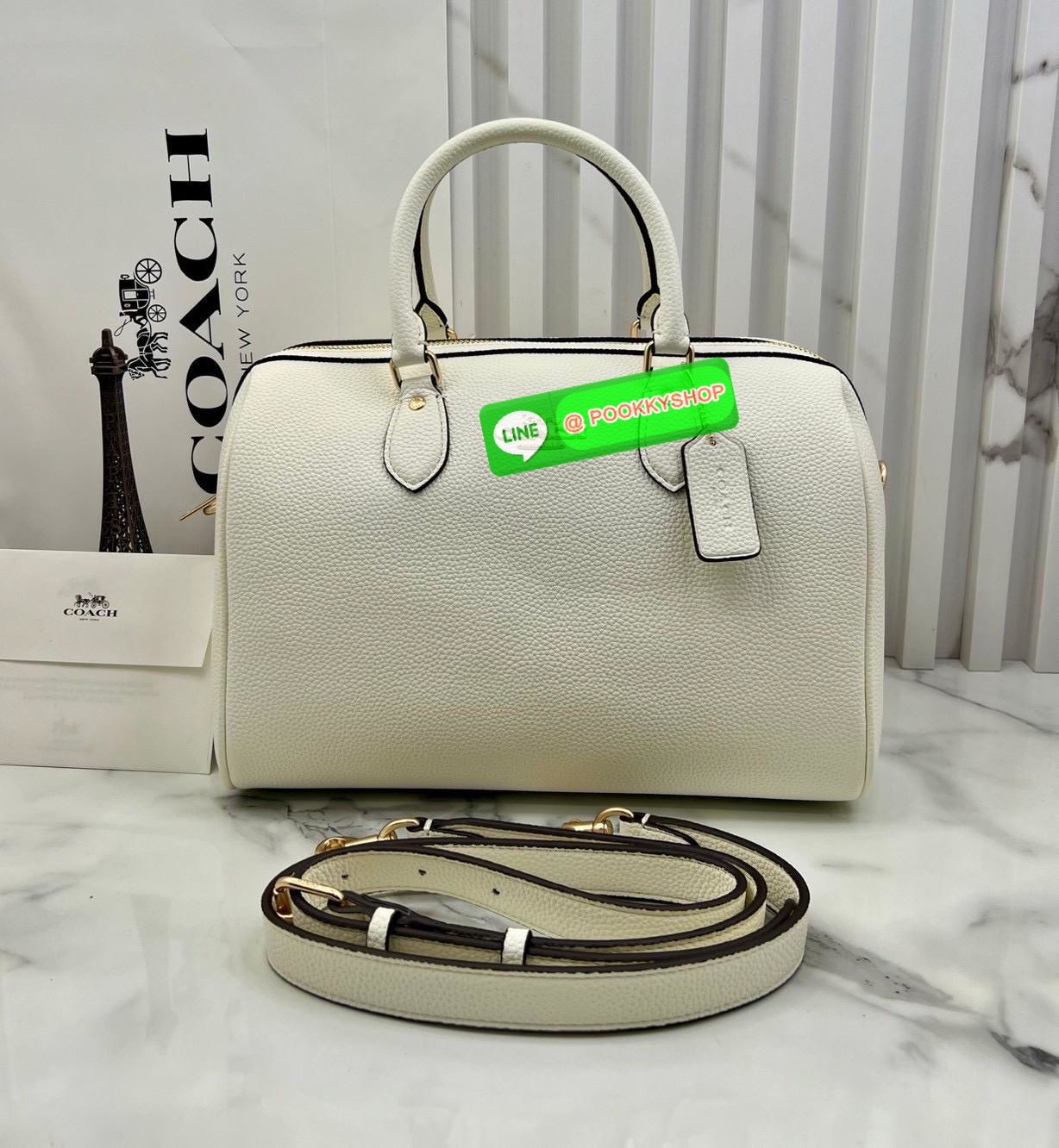 COACH ROWAN SATCHEL IN SIGNATURE CANVAS จุดเด่นของกระเป๋าทรงsatchel bag คือรูปทรงของกระเป๋าดูแข็งแรง มั่นคง ไม่เสียทรงง่าย มาพร้อมหูหิ้วที่ด้านบนของกระเป๋า ลายแคนวาสที่เป็นซิกเนเจอร์แบบเอกลักษณ์ ช่องใช้งานทุ้งภายในและภายนอก นอกจากนี้ กระเป๋าประเภทนี้ยังมี