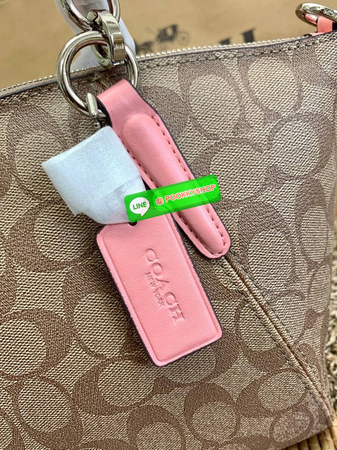 COACH 28989 KELSEY IN SIGNATURE CANVAS SHOULDER BAG กลับมาอีกครั้ง คุณภาพเต็ม100 เหมือนเดิม ไม่หักเลยจ้าา กระเป๋าทรงพัด หิ้วหรือสะพายข้างได้ หนังแท้ลายแคนวาส หนังนิ่มมากๆ สัมผัสแล้วคือใช่เลยจ้าา! เปิด-ปิดกระเป๋าแบบซิป ปากกระเป๋ากว้างหยิบจับสัมภาระง่าย ภาย