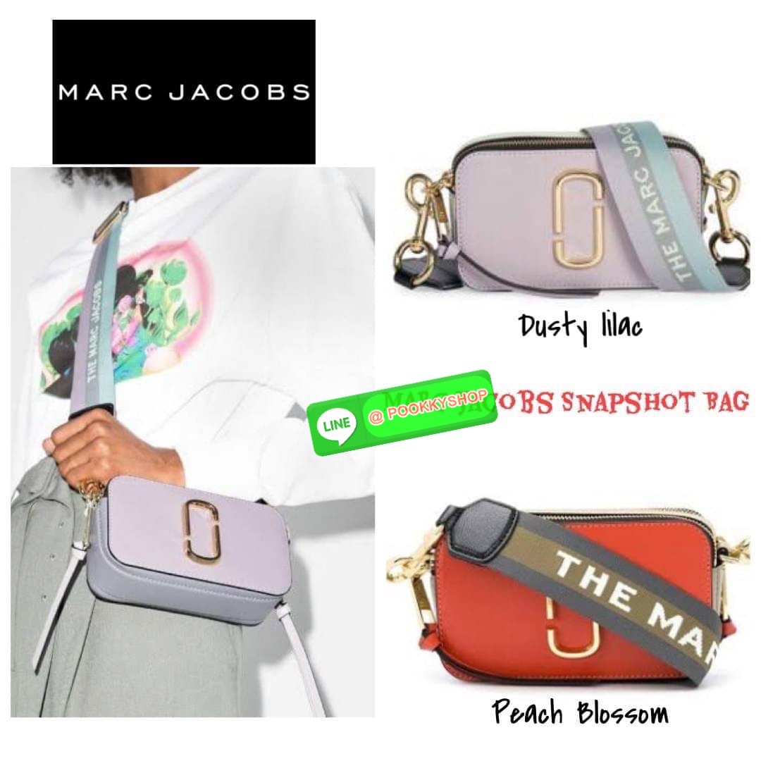 Marc Jacobs Snapshot Bag กระเป๋าแบรนด์ดังจากสัญชาติอเมริกัน นับได้ว่ารุ่นนี้เป็นรุ่นทรงฮิตของ marc jacobs เลยทีเดียว โดยด้านหน้ากระเป๋าจะเป็นโลโก้แบบโลหะที่เป็นสัญลักษณ์ของแบรนด์นี้ มาพร้อมสายสะพายที่จะสะพายยังไงก็ดูโดดเด่น เพราะขนาดใหญ่ที่สกรีนตัวอักษร m