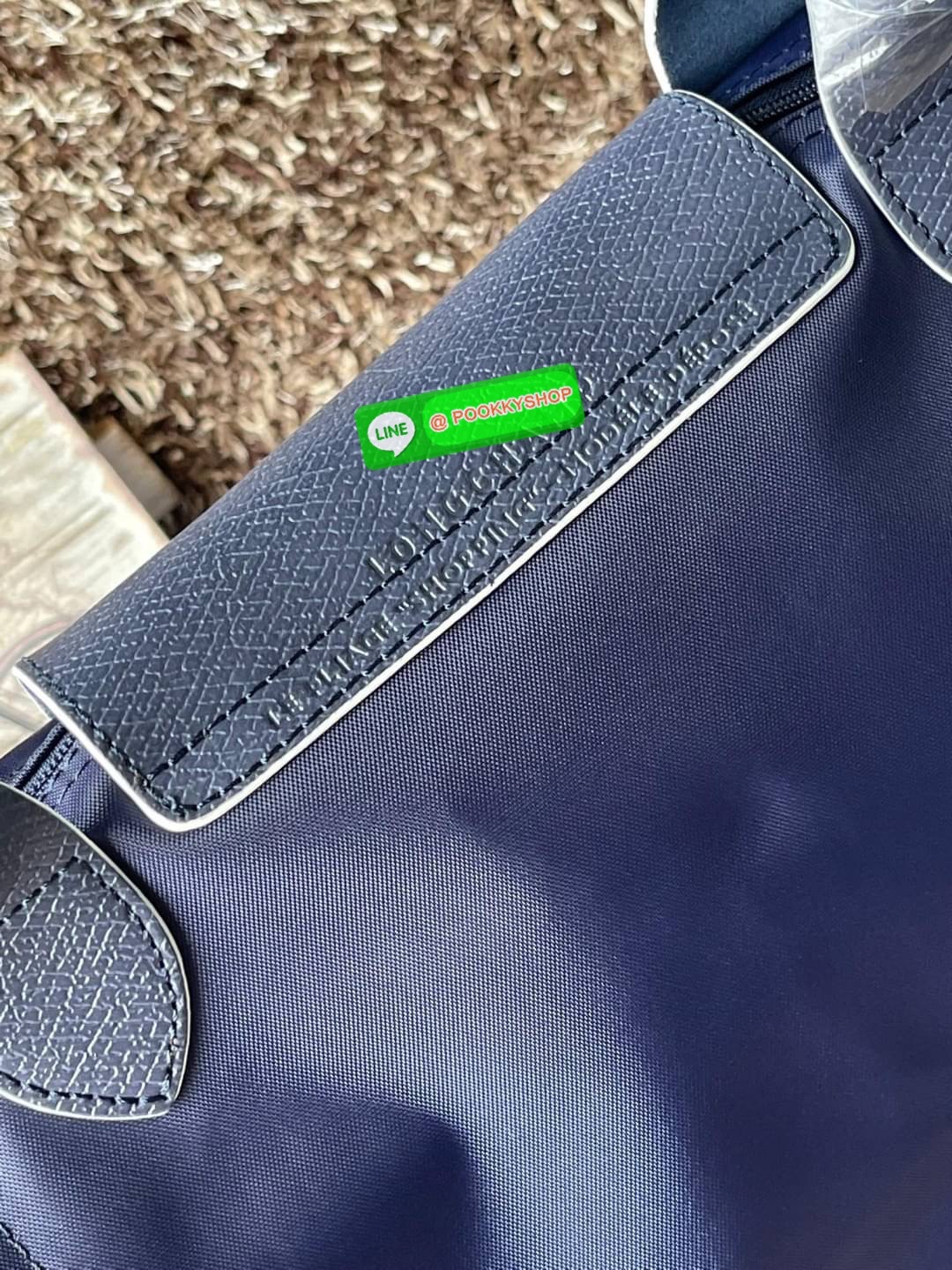 💕LONGCHAMP LE PLIAGE TRES PARIS SHOULDER BAG กระเป๋าโท้ทใบนี้ดึงดูดใจคุณด้วยรูปทรงมินิมอลและปริมาตรที่เพียงพอซึ่งสามารถเก็บเอกสารหรือแล็ปท็อปทั้งหมดของคุณได้อย่างง่ายดาย สายคล้องไหล่มีความยาวช่วยให้คุณสะพายได้อย่างสบาย ขณะที่การปิดด้วยซิปช่วยให้มั