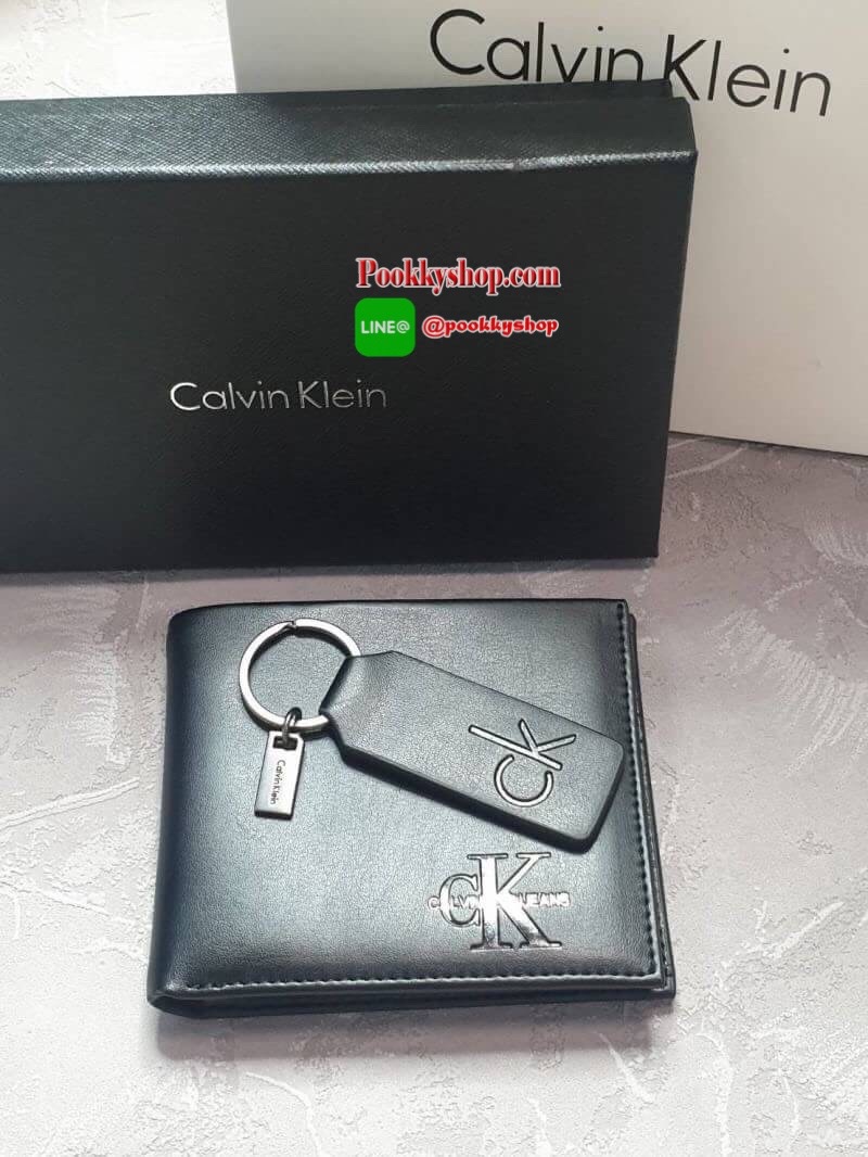 Calvin Klein Short Wallet with Key Set กระเป๋าสตางค์ใบสั้น Set สุดคุ้ม ซื้อ 1 ได้ถึง 2 : กระเป๋าสตางค์+พวงกุญแจ กระเป๋าสตางค์ใบสั้นแบบพับหนังวัวแท้ มาพร้อมพวงกุญแจ กระเป๋ามีน้ำหนักเบา ประดับโลโก้ด้านหน้ามุมขวาล่างปั้มนูน ภายในมีช่องใส่บัตร ใส่ธนบัตร ใส่เห