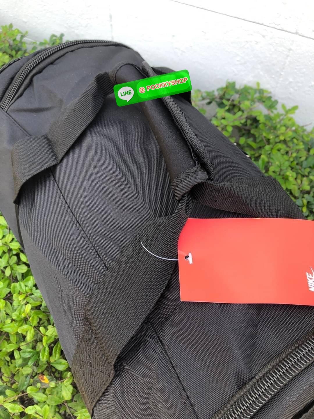 NIKE GYM BAG กระเป๋ายิมและกระเป๋าเดินทางสารพัดช่องที่มีพื้นที่ให้คุณเก็บของมากมาย ไม่ว่าจะช่องซิปคู่หลักที่กว้างใหญ่ สำหรับใส่เสื้อผ้าเดินทางได้หลายชุด ปลอดภัย ช่องรองเท้าแยก และช่องใส่ของด้านในสำหรับเก็บของมีค่า สายคล้องไหล่คู่และสายสะพายไหล่ถอดเก็บได้สา