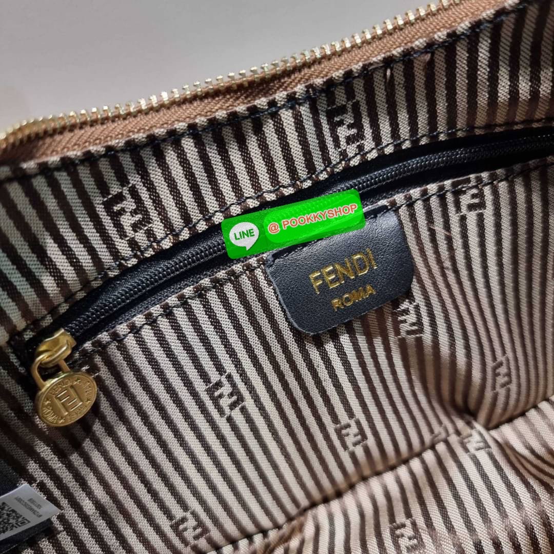 FENDI MONOGRAM CROSSBODY HOBO BAG กระเป๋าสะพายข้างใหม่ล่าสุด ดีไซน์ลวดลายรอบใบ มี texture โดดเด่นน่าใช้ ดูหรูและคลาสสิคในตัว ก้นกระเป๋าตกแต่งอะไหล่ font สีทองหรูหรา มาพร้อมสาย 2 แบบ สำหรับคล้องแขน และสายครอสบอดี้ วัสดุผ้าแคนวาสทนทาน เปิด-ปิดด้วยซิป ภายในเ