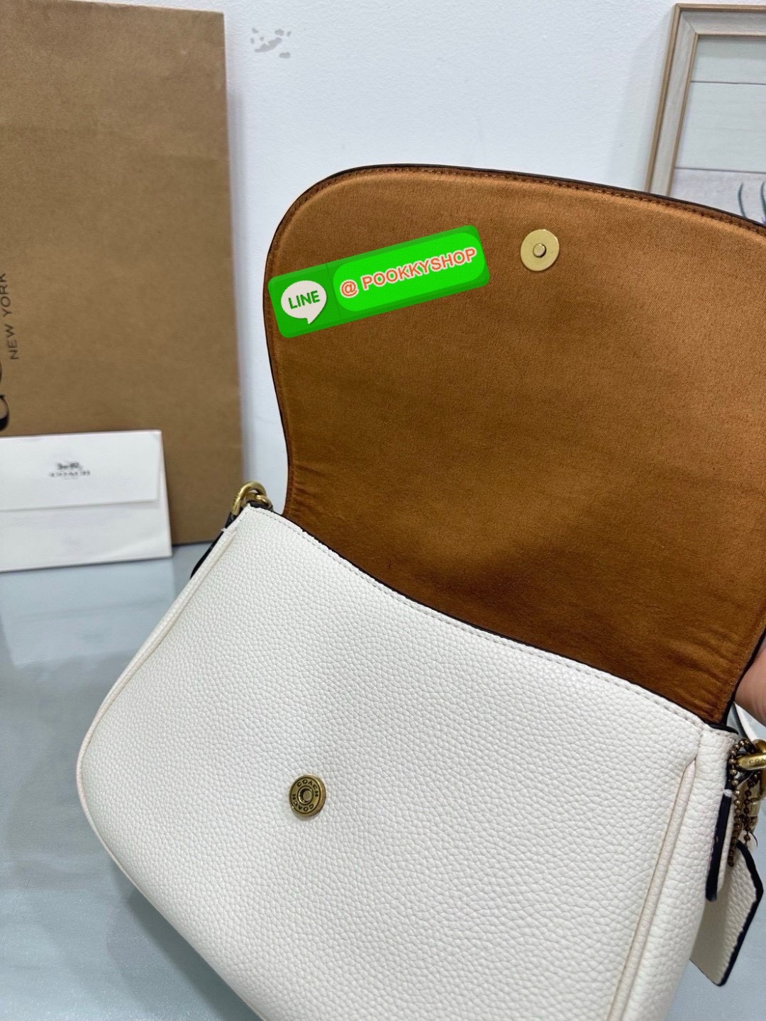 เรียบ หรู แต่ดูแพงแบบไม่ตั้งใจ Coach CU099 – Studio Shoulder Bag รุ่นฮิตสุดมินิมอล ตัว C เล็กหรูบนหนังสีคลาสิค ทรงสวยสะพายได้ทั้งถือไหล่และ crossbody ไม่ว่าจะใส่ลุคไหน… ก็เปลี่ยนเป็นลุคคุณหนูมีคลาสได้ในพริบตา