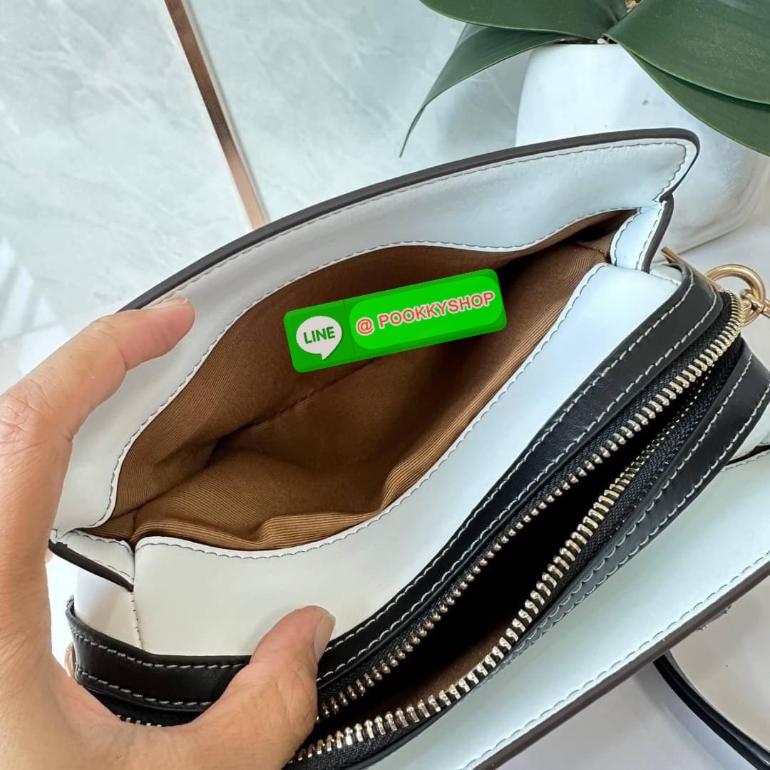 COACH MINI DARCIE CARRYALL IN BLOCKED SIGNATURE CANVAS (CH287) 👜คอลเลคชั่นใหม่สุดปัง ลุคคุณนายจะถือหรือสะพายข้างก็เริ่ดคะ รูปทรงถังไซส์เล็กวัสดุแคนวาสตัดหนังแท้ สายสะพายข้างถอดออกได้ มีหูหิ้วในตัว ภายในเป็นช่องโล่ง กว้างมีช่องแบ่งสัดส่วนใส่ของได้ค