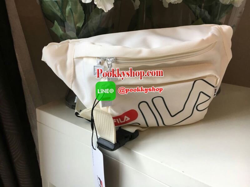 แบรนด์ Fila มาแรงสุดในช่วงนี้ ต้องยกนิ้วให้คะ!! พร้อมส่งรุ่นใหม่เหมาะกับทั้งผู้ชายและผู้หญิง เป็นอย่างยิ่ง กับกระเป๋าคาดอก / คาดเอว ทรงสวย จากแบรนด์สตีทสุดฮิต FILA ทรงฮิต วัสดุผ้า NYLON คุณภาพดี กันน้ำ100% ใส่ของได้หลากหลาย ตัวล้อคปั้มจมแบรนด์ ด้านในมาพร้