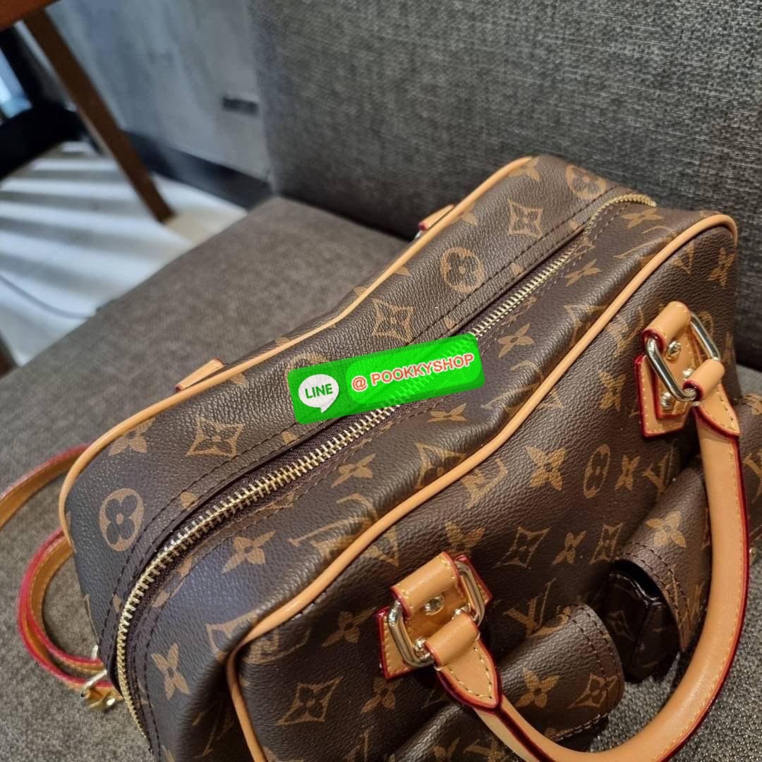 LV MANHATTAN HANDBAG กระเป๋าถือทรงผู้ดี คลาสสิค สวยหรู ไซส์กำลังสวย ราคาแสนดีจากวีไอพีพรีเมี่ยมกิ๊ฟ ดีไซน์ตกแต่งกระเป๋าเล็กด้านหน้า ใส่ของจุกจิกได้ วัสดุหนังแคนวาส ภายในโล่งกว้างมาก มีช่องซิปและช่องย่อย มาพร้อมสายสะพายครอสบอดี้ ถอดออกได้ คล้องแขนเก๋ๆ สะพา