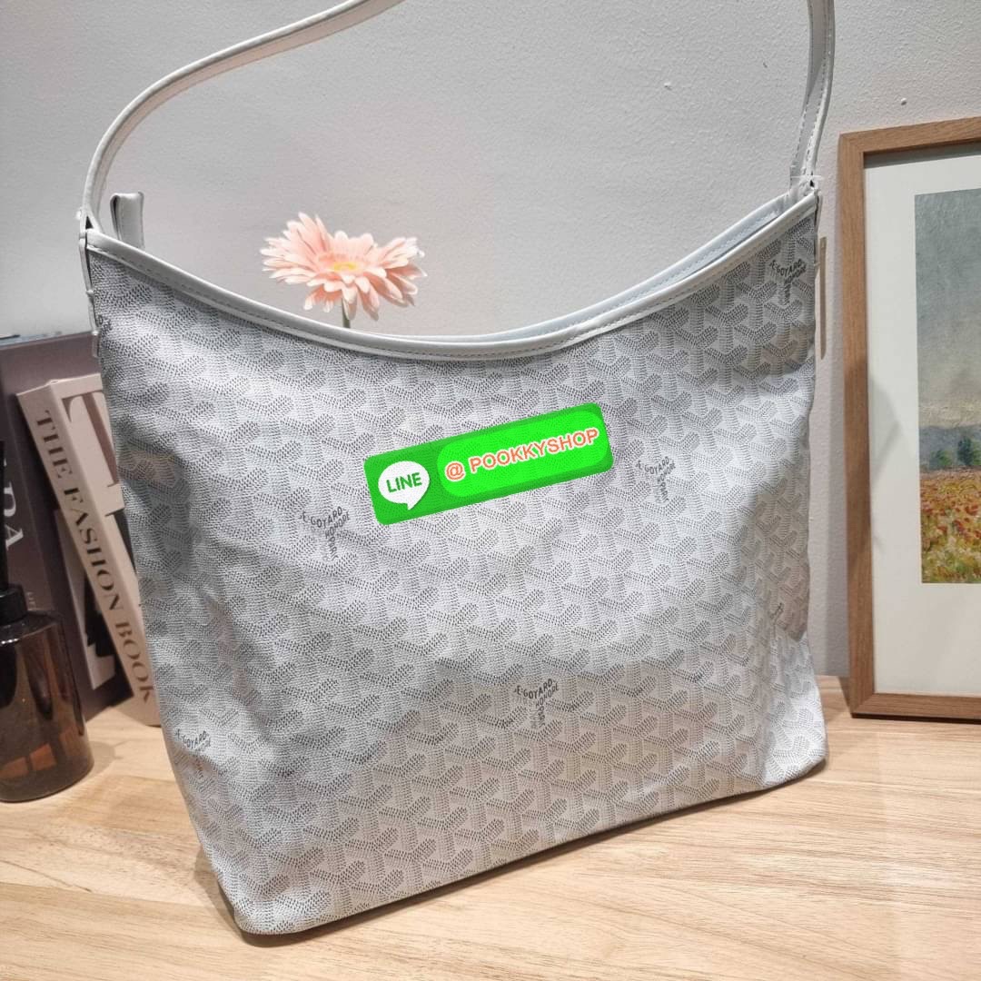 GOYARD BOHEME HOBO BAG ใหม่สุดคุ้ม กับกระเป๋าสะพายทรงโฮโบ ใบใหญ่จุใจ!! มาครบสีขายดี เลิศทุกสี รูปทรงคลาสสิค ดีไซน์เป็นเอกลักษณ์ วัสดุหนังแคนวาสพิมพ์ลายสวยคม ปากกระเป๋ามีซิปเปิด-ปิดกันของหล่นได้ ภายในโล่งกว้างมาก มาพร้อมสายคล้องในตัว ทนทาน สะพายสวยๆได้ทุกว