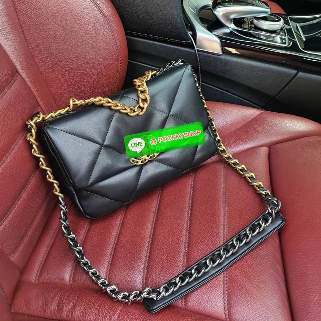 ต้อนรับเทศกาลแห่งความสุข กับกระเป๋างานกิฟท์ CHANEL VIP GIFT CROSSBODY BAG ทรงหรู หนังพียูพรีเมี่ยมหนังนิ่ม อะไหล่ทองวินเทจผสมเงิน มีหนังรองบ่า สวยหรูมากเปิดปิดด้วยตัวหมุน ด้านในบุผ้าสีแดงใส่กระเป๋าสตางค์ได้ถึงใบยาว มือถือได้ทุกรุ่น พร้อมช่องซิปให้อีกหนึ่ง