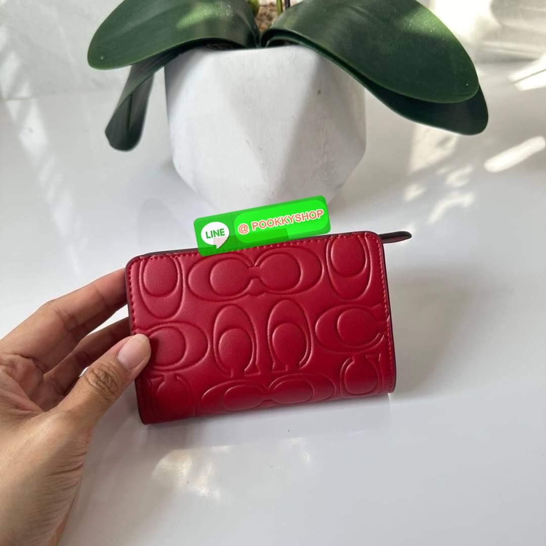 Coach Medium Corner Zip Wallet With Signature Leather 🔖กระเป๋าตังใบกลาง คอลเลคชั่นใหม่ หนังนิ่ม ลายC นูน สวยมาก 🔖วัสดุ: หนังแท้ 🔖เปิด - ปิดแบบกระดุม มีช่องใส่แบงค์ ใส่ธนบัตรได้ทุกชนิด ช่องใส่บัตร ใส่เหรียญ