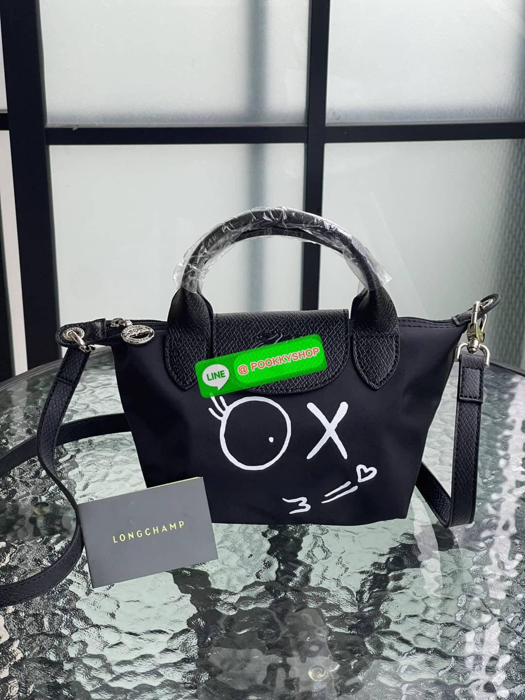 Longchamp x André XS Le Pliage Top Handle Bag พบกับคอลเลคชั่นสุดพิเศษจากลองฌองป์ ‘Longchamp & André’ ที่มีศิลปินกราฟิตี้ชื่อดัง อังเดร ซาไรวา (Mr. André Saraiva) เจ้าของคาเรคเตอร์การ์ตูนสุดร่าเริงอย่าง ‘มิสเตอร์เอ (Mr. A)’ มาร่วมออกแบบกระเป๋าคอลเลคชั่นพิเ