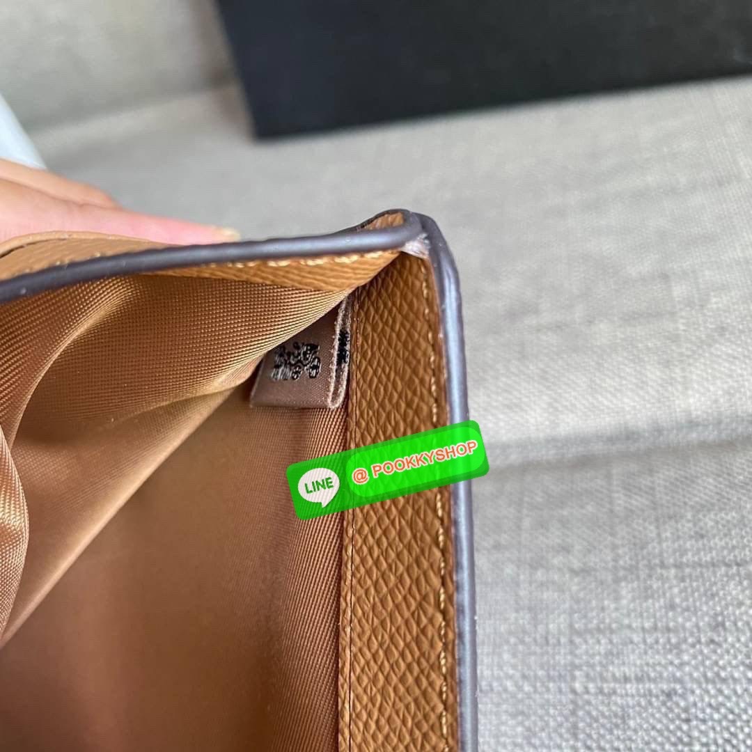 COACH 6390 MEDIUM CORNER ZIP WALLET กระเป๋าสตางค์ใบกลาง สีพื้นเรียบหรู วัสดุcrossgrain ภายในมีช่องใส่บัตรและธนบัตรได้ทุกชนิด มีช่องซิปใส่เหรียญ ขนาดกะทัดรัดพกพาง่าย คนชอบจัดระเบียบกระเป๋าสตางค์แนะนำเลยจ้า